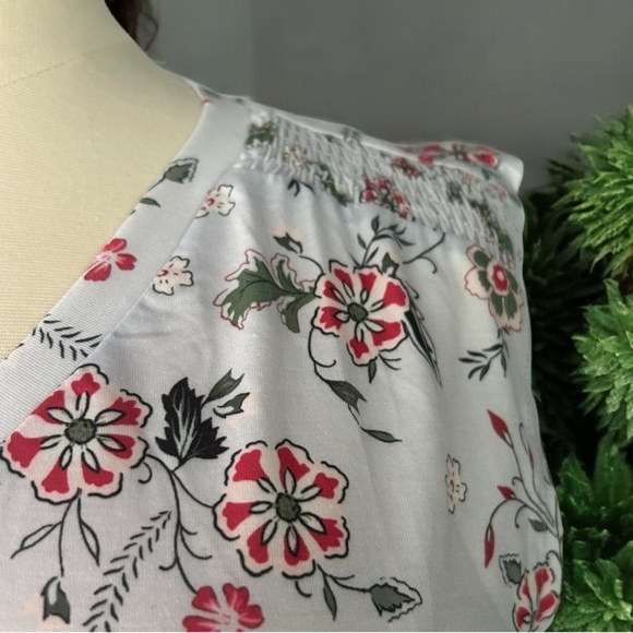 NWT! Lavender floral sleeveless V-neck, mock shoulder, top size 12 or large - Picture 5 of 8